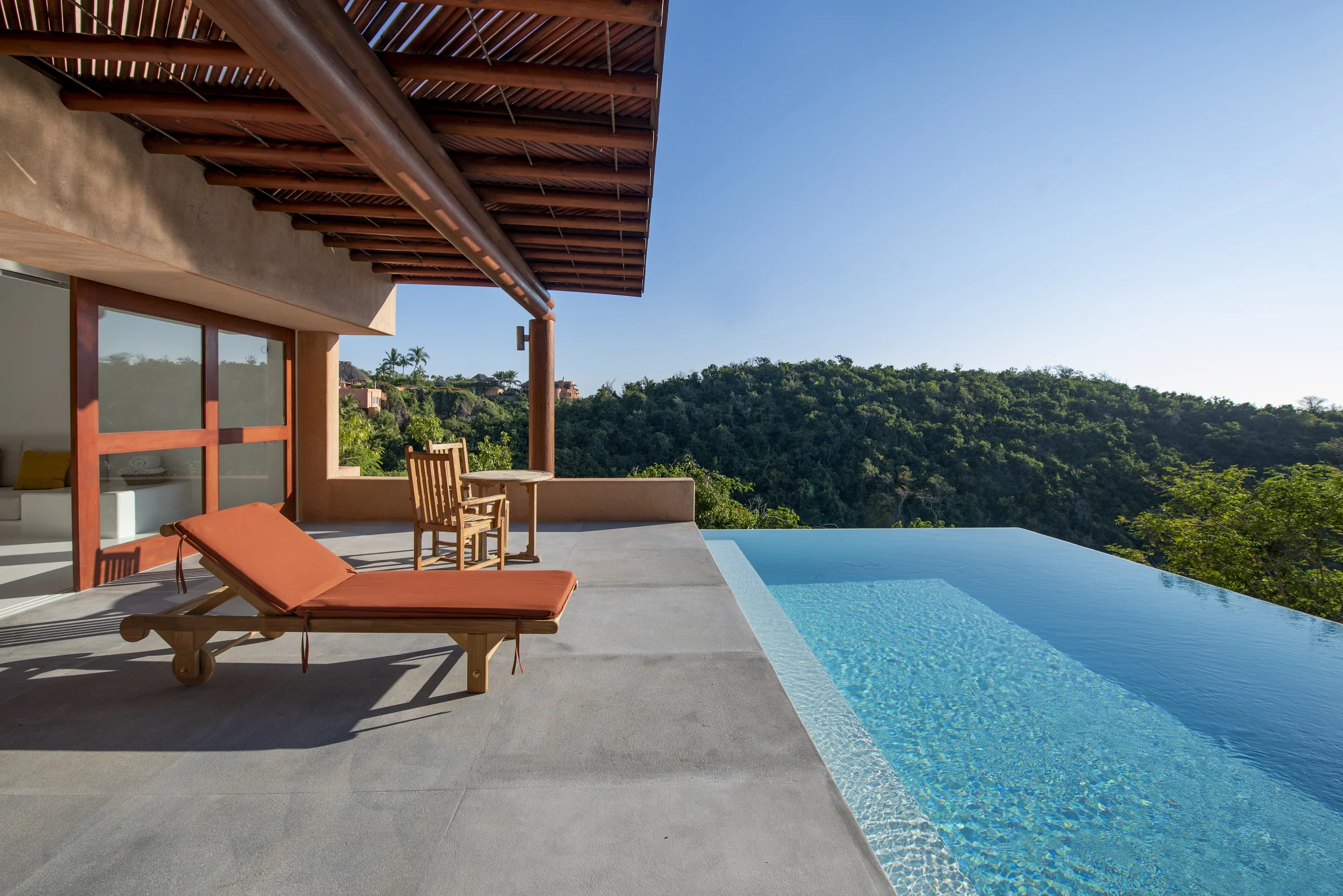 Piscina infinita en Casa La Ceiba, Careyes — retiro de bienestar en México