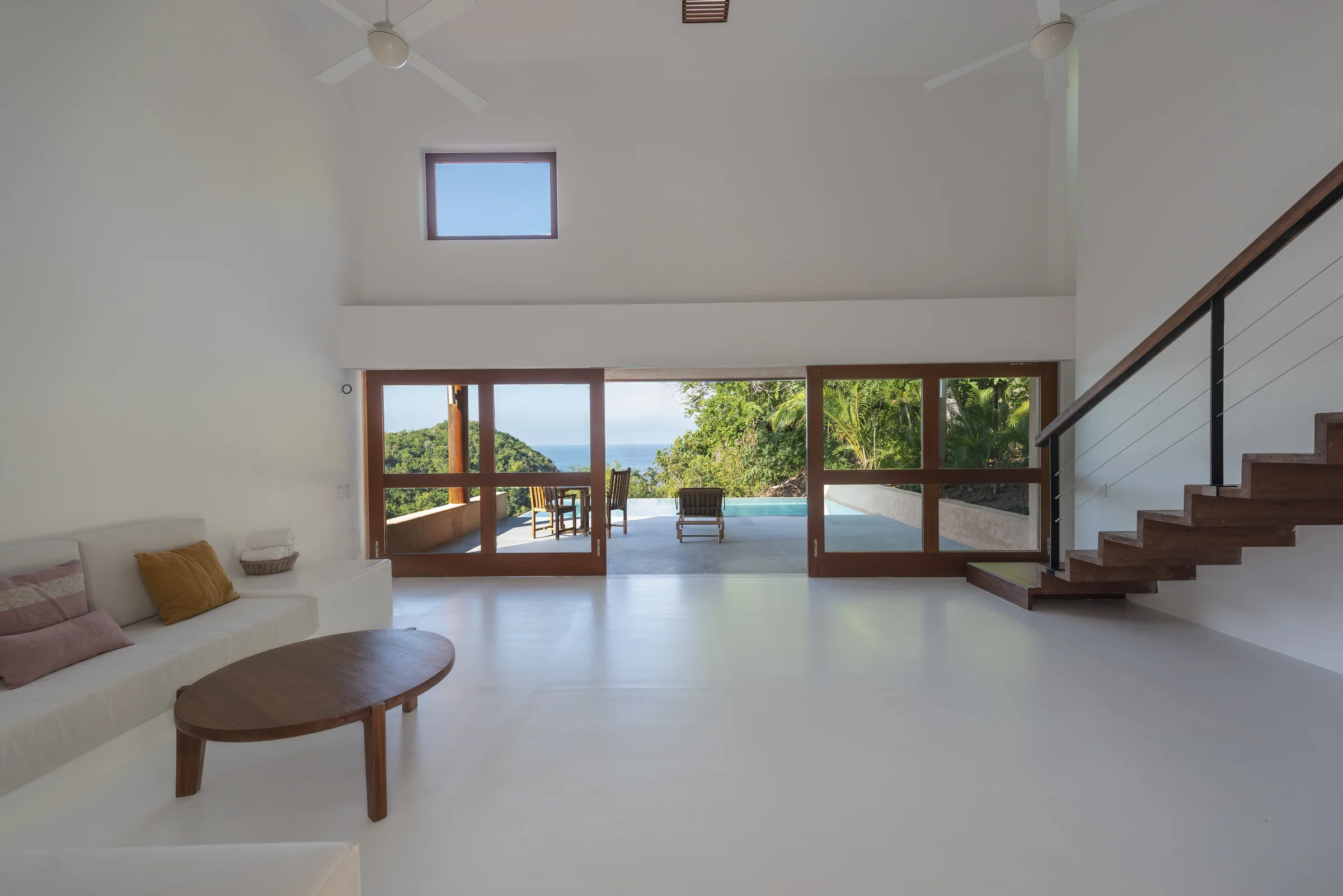 Sala abierta con vista al Pacífico en Casa La Ceiba, Careyes México