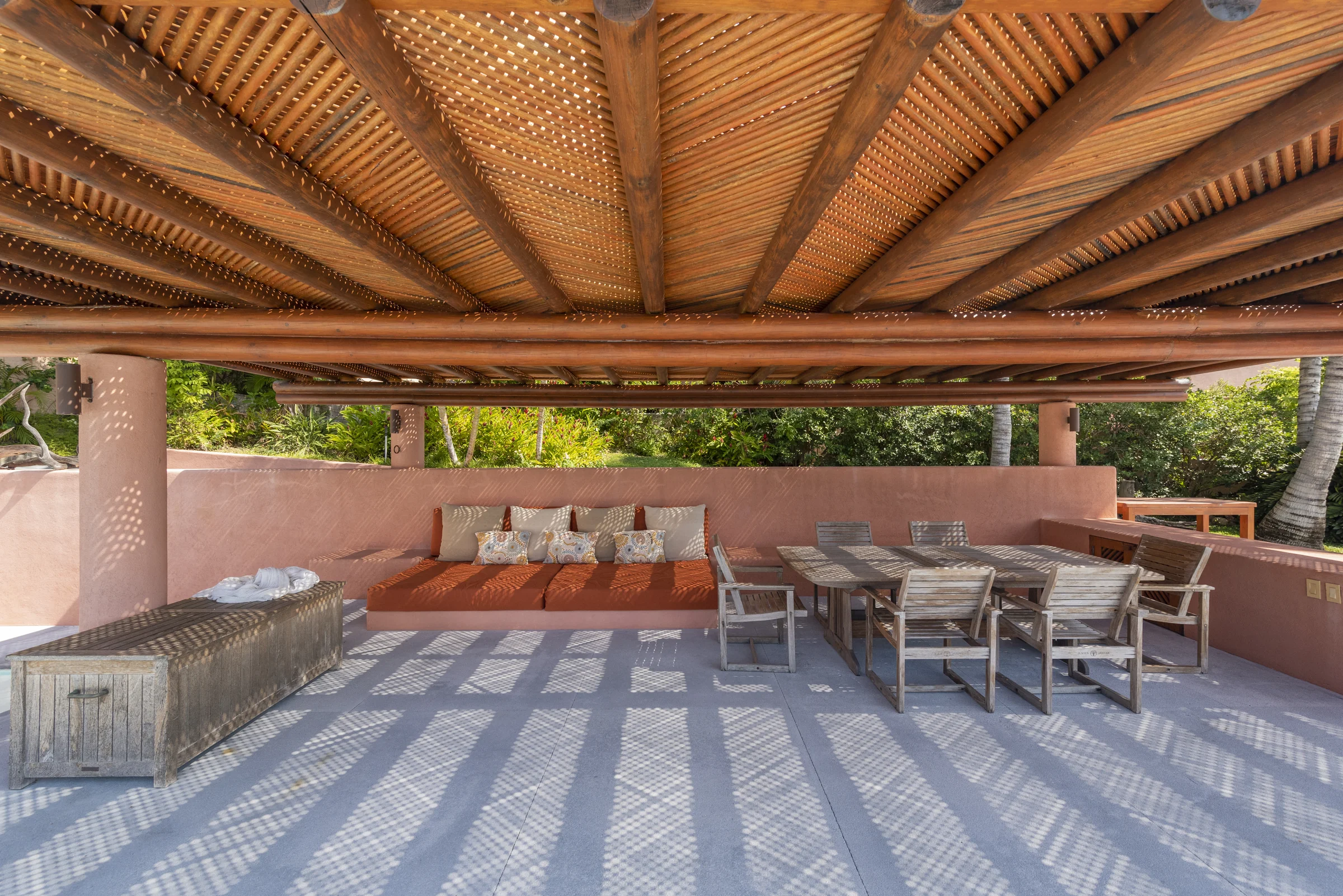 Comedor en terraza de Casa La Ceiba — gastronomía consciente en retiro wellness Careyes