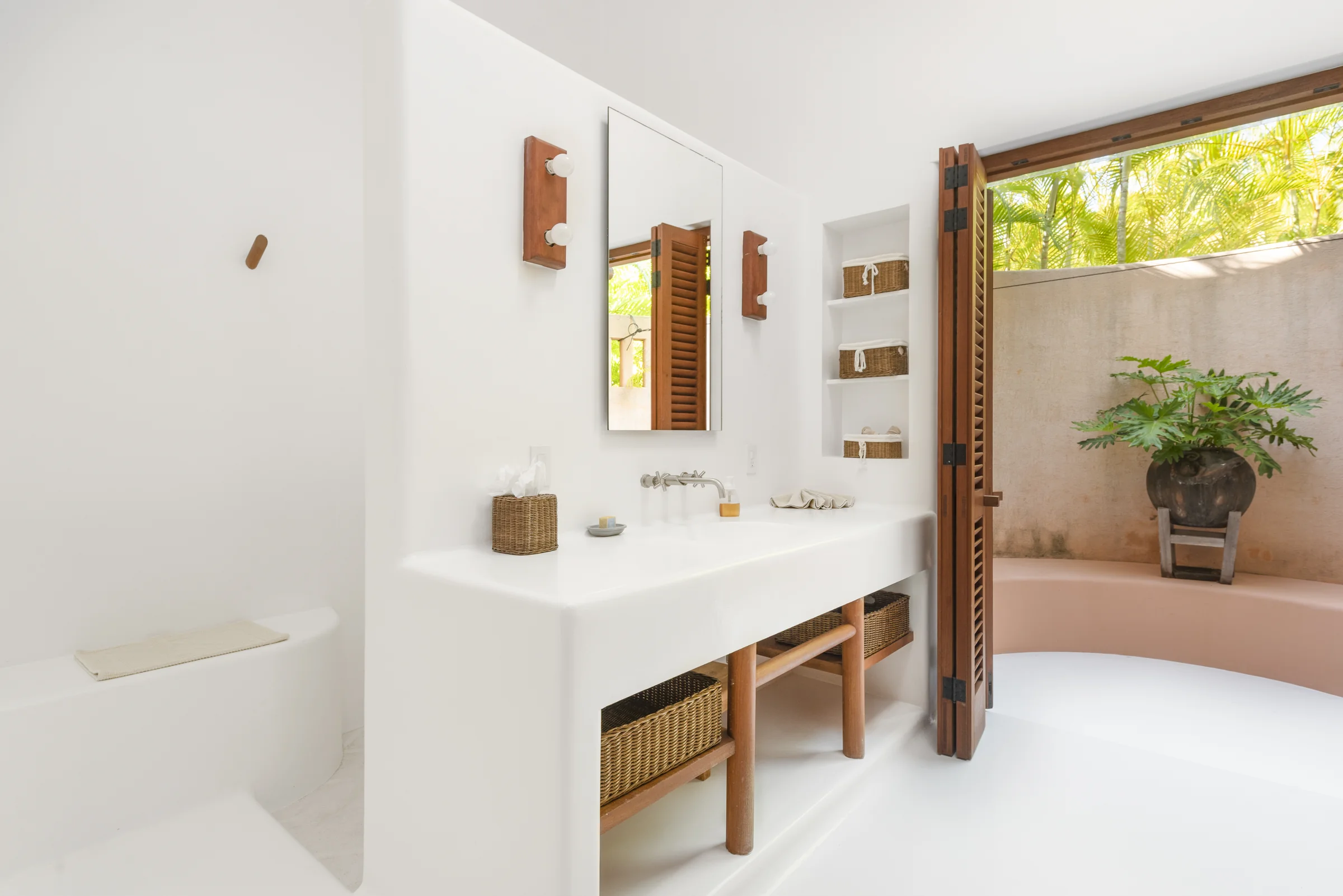 Baño abierto al jardín tropical en Casa La Ceiba, Careyes México