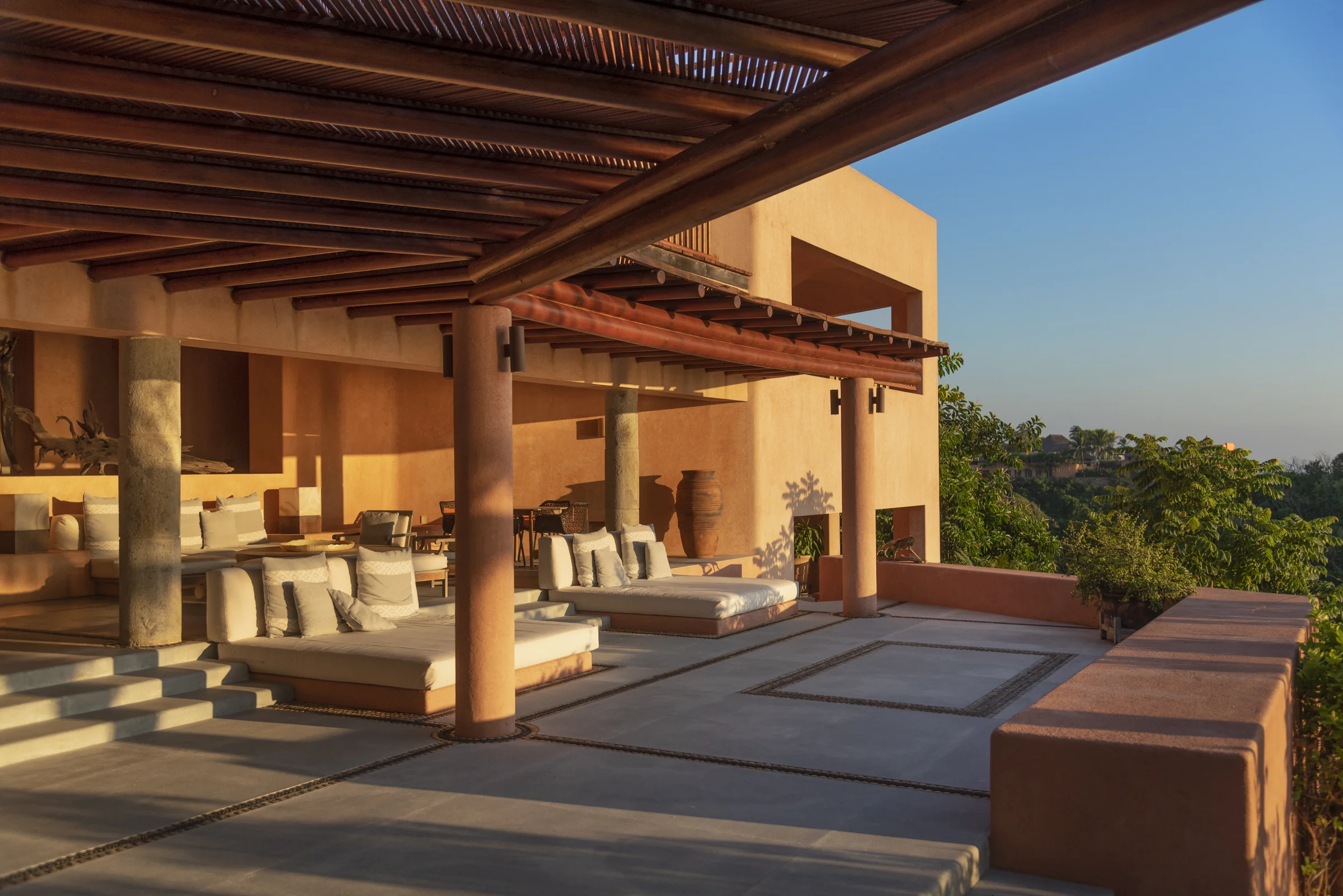 Terraza en hora dorada — retiro yoga y meditación en Careyes, Pacífico mexicano