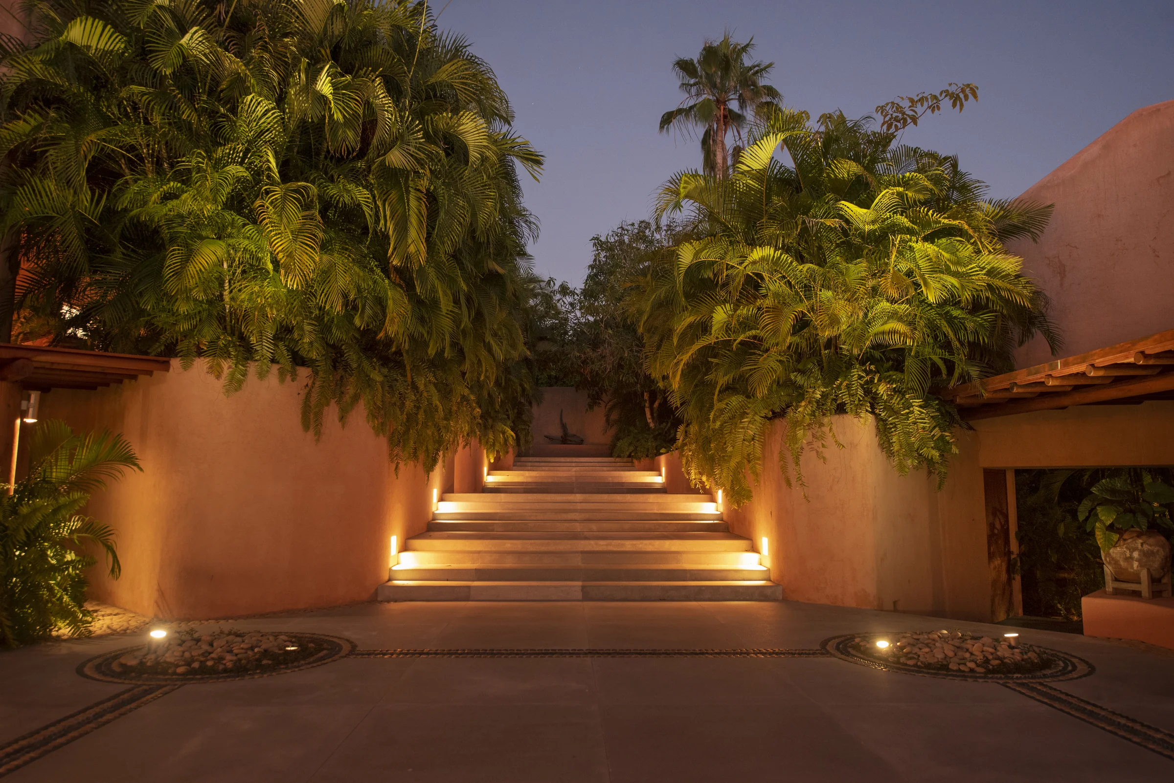 Entrada iluminada de noche en Casa La Ceiba — retiro Origen Salvaje Careyes