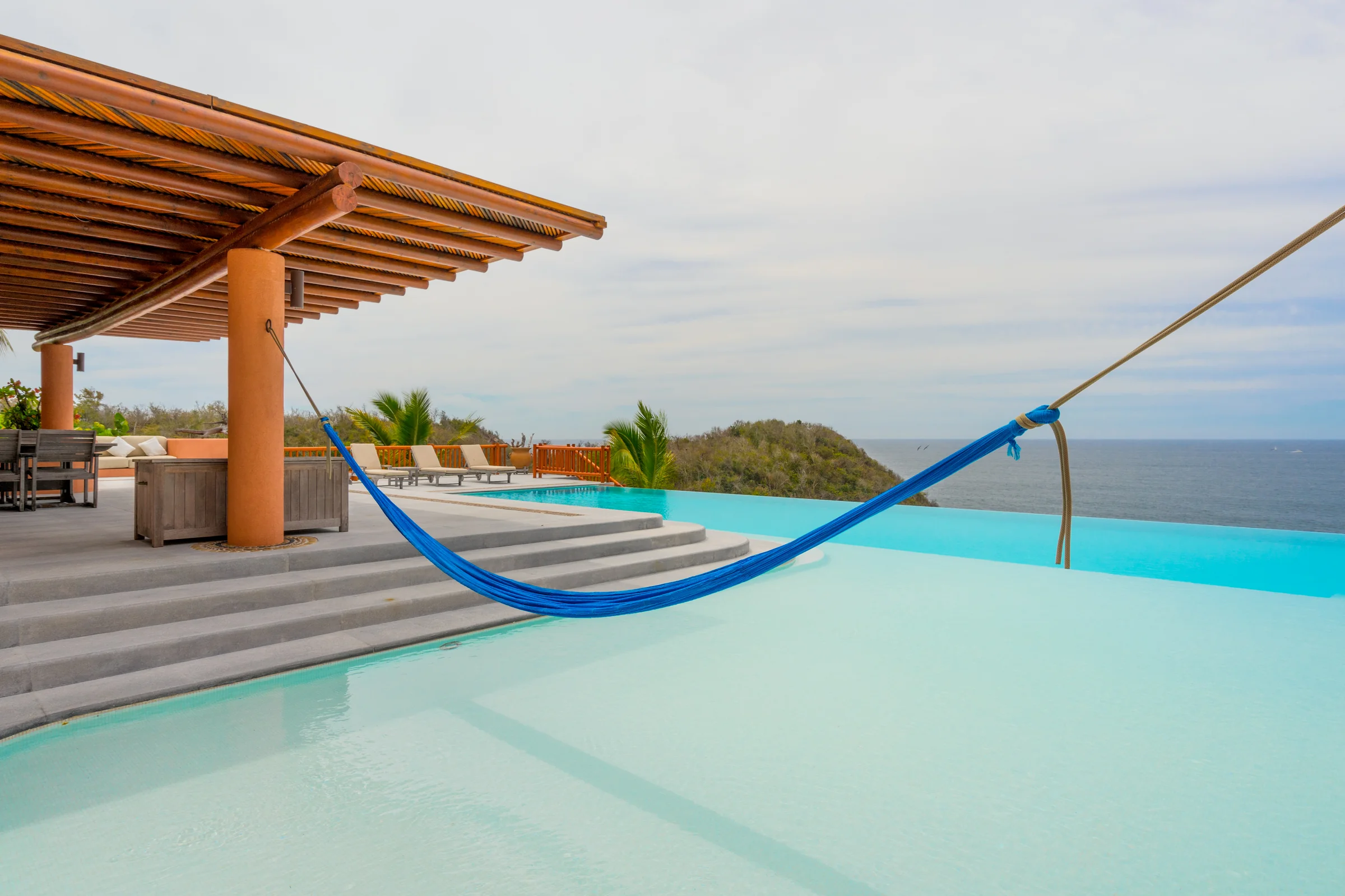 Piscina y océano Pacífico en Casa La Ceiba — retiro wellness Careyes México